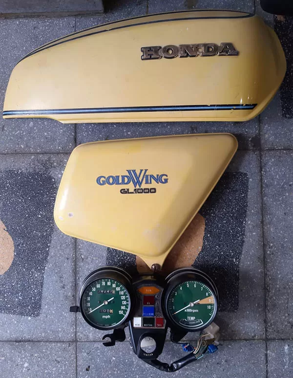 Honda Goldwing GL1000 – Relojes, cachas o fairing y accesorios.